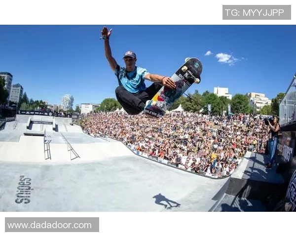 武汉滑板队在极限运动嘉年华中的灵活性表现引发热议与赞赏