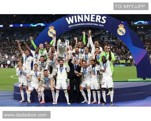 四名足球明星的传奇故事与他们对足球的热爱与奉献 四名足球明星的传奇故事与他们对足球的热爱与奉献